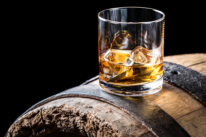 Tumbler with ica on oak barrel Whisky Glas Tumbler auf einem Fass