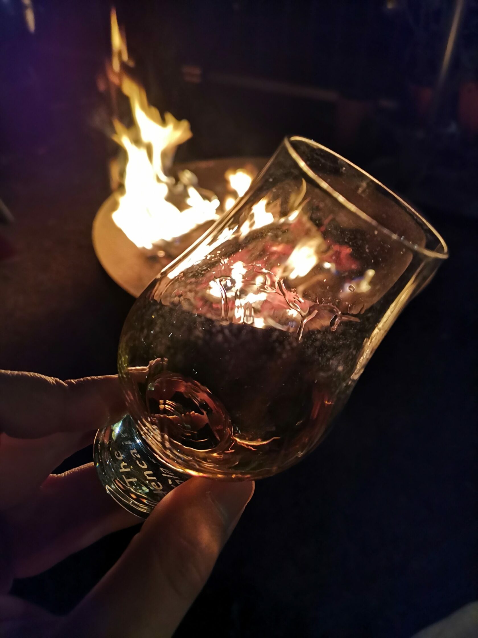 Whiskyglas am Feuer