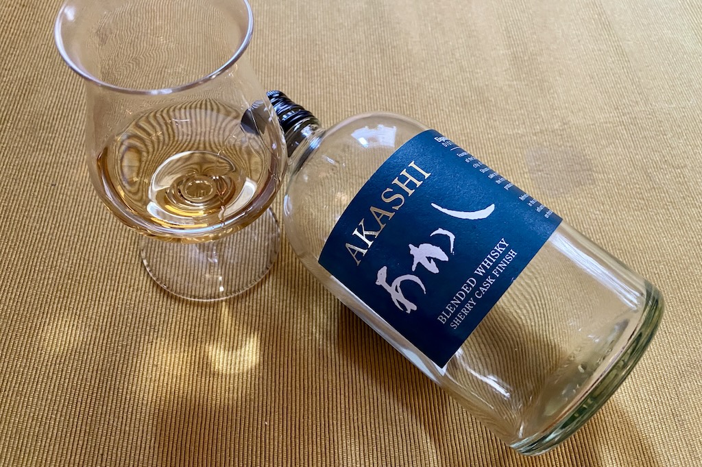 Flasche Akashi Blended Whisky Sherry Cask Finish mit Nosing-Glas