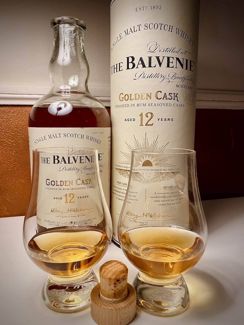 The Balvenie 12 Golden Cask – zwei Gläser mit Whisky und Korken im Vordergrund