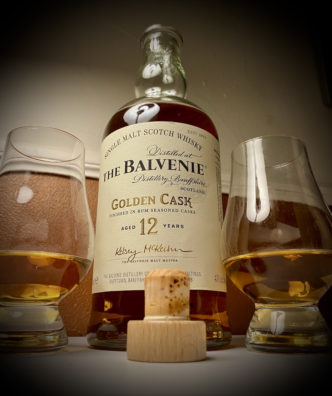 The Balvenie 12 Golden Cask – Frontaufnahme mit zwei Gläsern und Korken