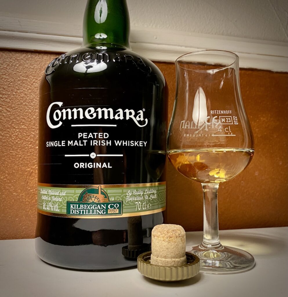 Connemara Peated Single Malt Irish Whiskey mit Glas und Korken
