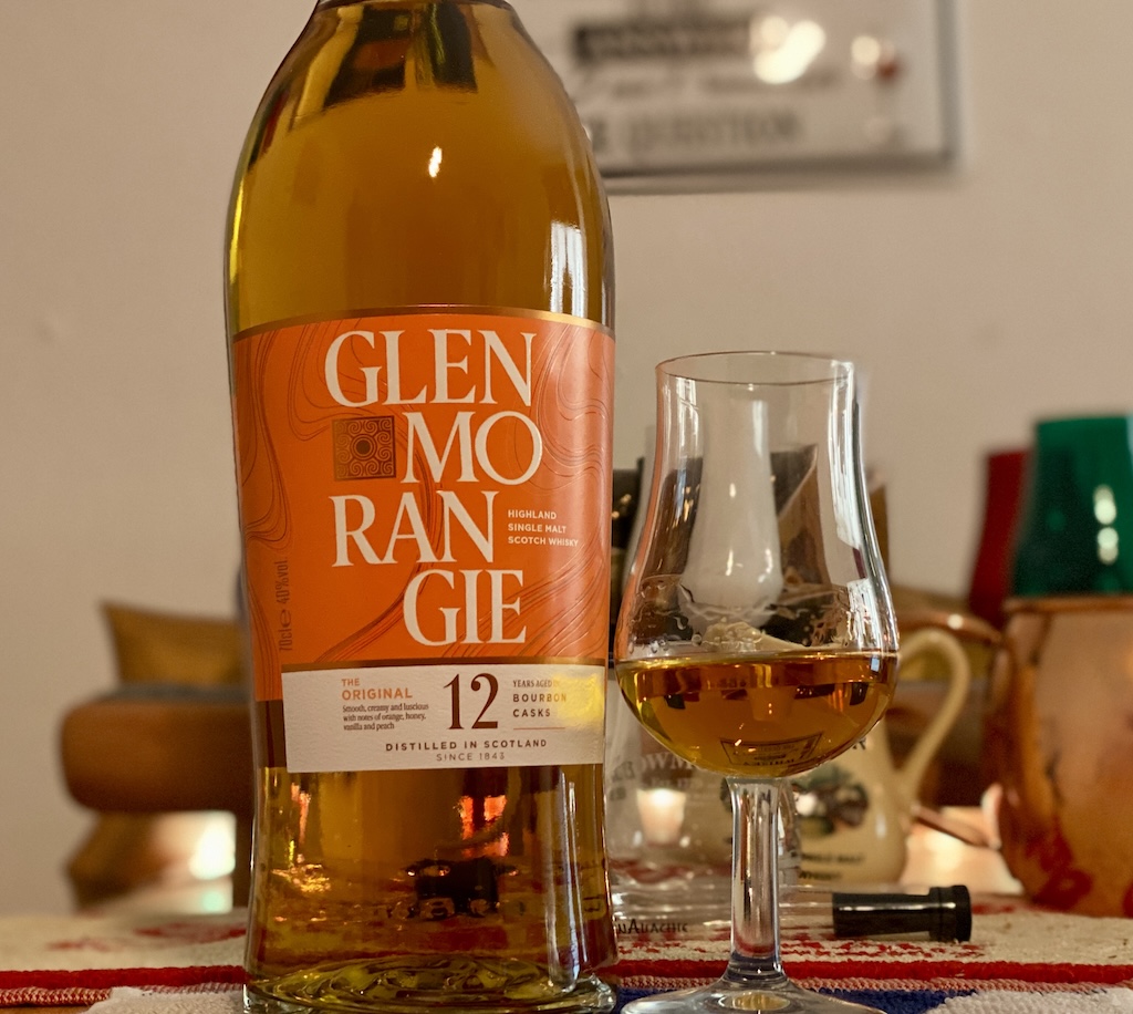 Flasche Glenmorangie 12 Jahre The Original mit Nosing-Glas auf Tisch