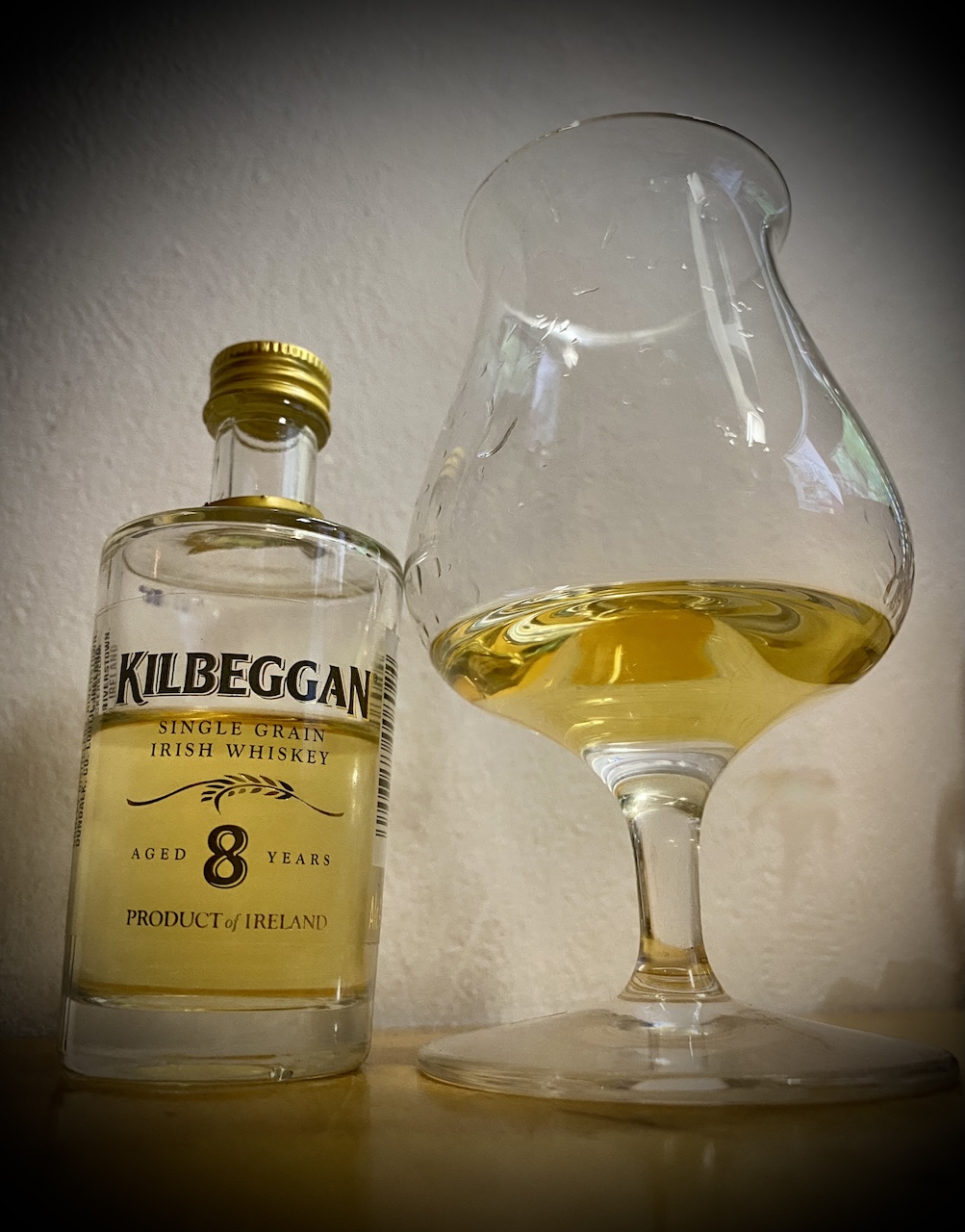Flasche Kilbeggan 8 Jahre Single Grain Irish Whiskey mit Nosing-Glas