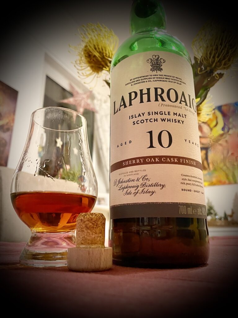Flasche Laphroaig 10 Jahre Sherry Oak Cask Finish mit Nosing-Glas und Korken