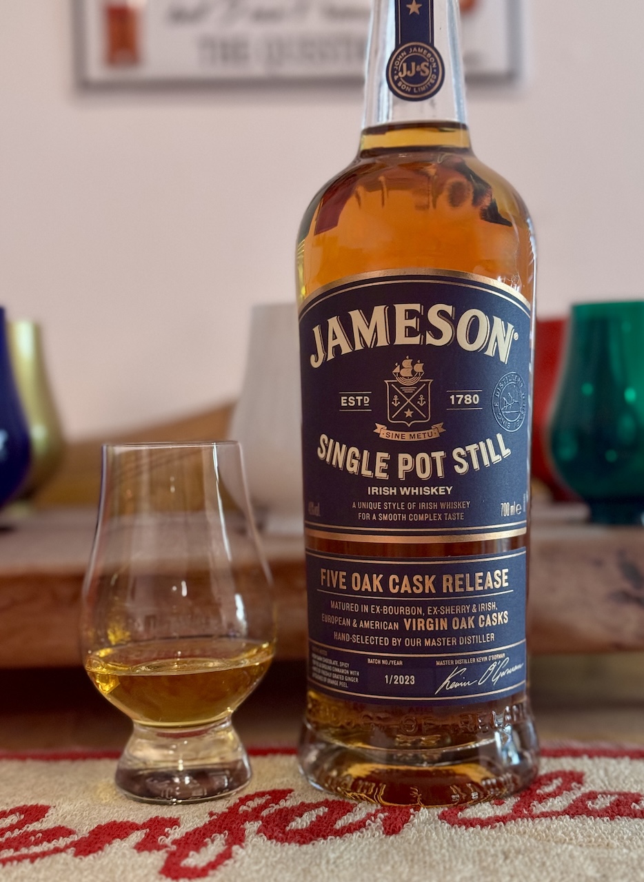 Flasche Jameson Single Pot Still Five Oak Cask Release mit gefülltem Nosing-Glas auf Tisch