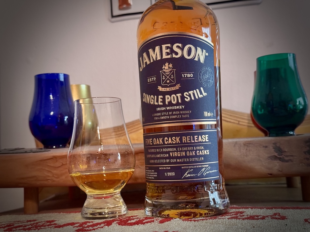 Jameson Single Pot Still Flasche mit Glas vor farbigen Nosing-Gläsern