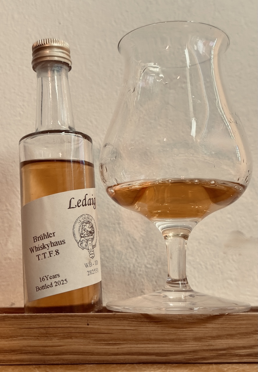Sampleflasche Ledaig 16 Jahre vom Brühler Whiskyhaus T.T.F.8 neben einem gefüllten Nosing-Glas.