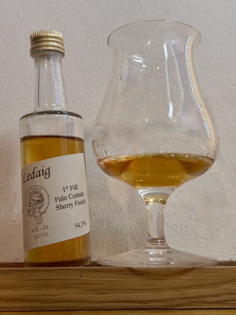 Sampleflasche Ledaig 16 Jahre Palo Cortado Finish neben einem Whiskyglas.