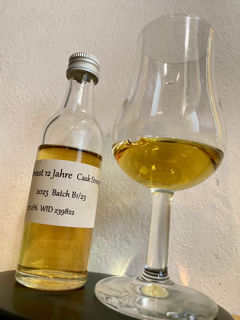 Redbreast 12 Jahre Cask Strength 2023 Batch B1/23 Sample mit Glas in Nahaufnahme