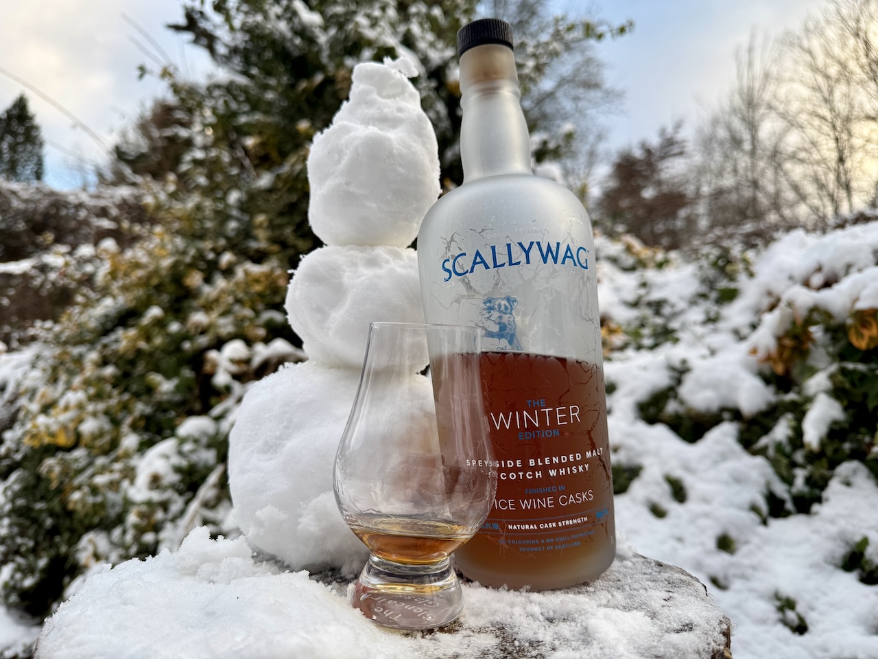 Scallywag The Winter Edition Ice Wine Casks im Schnee mit Glas und verschneitem Hintergrund