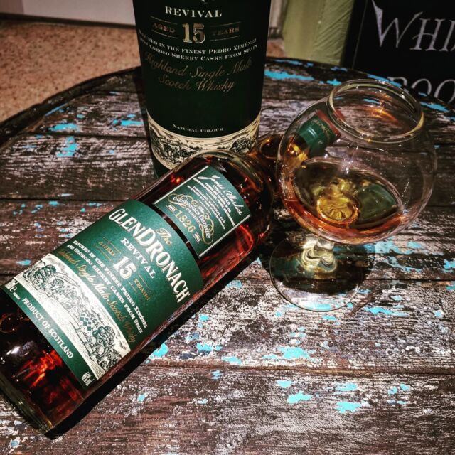 .
🥃 𝑮𝒍𝒆𝒏𝑫𝒓𝒐𝒏𝒂𝒄𝒉 𝟏𝟓 𝒚𝒆𝒂𝒓𝒔 𝑹𝒆𝒗𝒊𝒗𝒂𝒍 🥃

🇬🇧
So, in the meantime I tried this bottle. 

If I ask around, the old version from Billy Walker seems to have been outstanding. I have still an original miniature, which probably prefers to stay closed. 

Anyway, the new Glendronach 15 years Revival from Rachel Barrie has thrilled me. A complex sherry whisky without a tendency to a sweet bomb. Great job!

A whisky that upset the scene a little. I got a bottle from 2019 just to be on the safe side (non chill filtered). 

Some say that Billy Walker has left the sinking ship and Glendronach is slowly but surely dying and adapts to the mass market.
Are there not enough good barrels left? In any case, the 15, 18 and 21 years old are no longer well available! 

I hope not, because the current whiskies are also absolutely delicious (but please non chill filtered). 

🅘
𝗪𝗵𝗮𝘁 𝗶𝘀 𝘆𝗼𝘂𝗿 𝗼𝗽𝗶𝗻𝗶𝗼𝗻 𝗮𝗯𝗼𝘂𝘁 𝘁𝗵𝗶𝘀?

🇩🇪
So, inzwischen wurde diese Flasche probiert. 

Wenn ich mich so umhöre, scheint die alte Version von Billy Walker herausragend gewesen zu sein. Hab hierzu noch eine originale Miniatur, die vermutlich lieber zu bleibt. 

Jedenfalls hat mich der neue Glendronach 15 Jahre Revival von Rachel Barrie begeistert. Ein komplexer Sherrywhisky ohne Hang zur süßen Bombe. Toll gemacht!

Ein Whisky, der die Szene ein wenig in Unruhe versetzt hat. Habe mir sicherheitshalber noch eine Flasche von 2019 besorgt (Thema Kühlfilterung). 

Manche sprechen davon, dass Billy Walker das sinkende Schiff verlassen hat und Glendronach langsam aber sicher stirbt und sich dem Massenmarkt anpasst. 
Sind nicht mehr ausreichend gute Fässer vorhanden? Jedenfalls sind die 15, 18 und 21 Jährigen nicht mehr gut verfügbar! 

Ich hoffe nicht, denn auch die aktuellen Whiskies sind absolut lecker (aber bitte nicht kühlgefiltert). 

🅘
𝗪𝗶𝗲 𝗶𝘀𝘁 𝗲𝘂𝗿𝗲 𝗠𝗲𝗶𝗻𝘂𝗻𝗴 𝗱𝗮𝘇𝘂?

#whisky #whiskey #guterwhisky #guterwhiskycom #whiskygram #instadram #whiskyporn #singlemalt #malt #glendronach #revival #glendronach15 #billywalker #rachelbarrie #kühlfilterung #kältefiltration #chillfiltering #nonchillfiltered #whatdoyoumean #wasmeinstdu