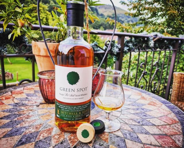 .
🇮🇪 🥃 𝑮𝒓𝒆𝒆𝒏 𝑺𝒑𝒐𝒕 🥃 🇮🇪

🇬🇧
When I was at my local dealer, my wife thought that this time it could be an Irish one, because after all, 99% of my bottle stock is Scotch. 

The nice thing about an offline store is that you can talk with the seller. That's how he recommended the Green Spot to me, among others. 
I'm a little wary of Irish whiskeys, as so few didn't appeal to me. 
Nevertheless - the Green Spot changed hands! 

And that was a good decision! The fruity notes are outstanding and convinced me. Soft and smooth, as typically known from Irish whiskeys, but with full fruity aroma and no tangy aftertaste.

They definitely exist, the Irish whiskeys that meet my taste. 
The Green Spot complements my open bottles very well. 

Unpaid ad mentioning brands.
🅘
𝐻𝑜𝑤 𝑑𝑜 𝑦𝑜𝑢 𝑓𝑒𝑒𝑙 𝑎𝑏𝑜𝑢𝑡 𝐼𝑟𝑖𝑠ℎ 𝑤ℎ𝑖𝑠𝑘𝑒𝑦𝑠?
. 
🇩🇪
Als ich beim local Dealer war, dachte sich meine Frau, dass es doch auch mal ein irischer sein kann, denn schließlich besteht mein Flaschenbestand zu 99% aus Scotch. 

Das Schöne an einem offline Geschäft ist, dass man mit dem Verkäufer babbeln kann. So hat er mir u. a. den Green Spot empfohlen. 
Ich bin ein wenig vorsichtig mit irischen Whiskeys, da mir so einige nicht zugesagt haben. 
Dennoch - der Green Spot wechselte seinen Besitzer! 

Und das war eine gute Entscheidung! Die Fruchtnoten sind überragend und haben mich überzeugt. Weich und smooth, wie man es typischerweise von irischen Whiskeys kennt, aber mit vollem Fruchtaroma und ohne sprittigem Beigeschmack.

Es gibt sie definitiv, die irischen Whiskeys, die meinen Geschmack treffen. 
Der Green Spot ergänzt sich sehr gut zu meinen offenen Flaschen. 

Unbezahlte Werbung, da Markennennung.
🅘
𝑊𝑖𝑒 𝑠𝑡𝑒ℎ𝑠𝑡 𝑑𝑢 𝑧𝑢 𝑖𝑟𝑖𝑠𝑐ℎ𝑒𝑛 𝑊ℎ𝑖𝑠𝑘𝑒𝑦𝑠?

#whisky #whiskey #viski #guterwhisky #guterwhiskycom #whiskygram #instadram #whiskyporn #singlemalt #malt #greenspot #irish #view #irishwhiskey #freitag #friday #weekend #wochenende #singlepotstill #potstill #ireland #balkon #schöneaussicht