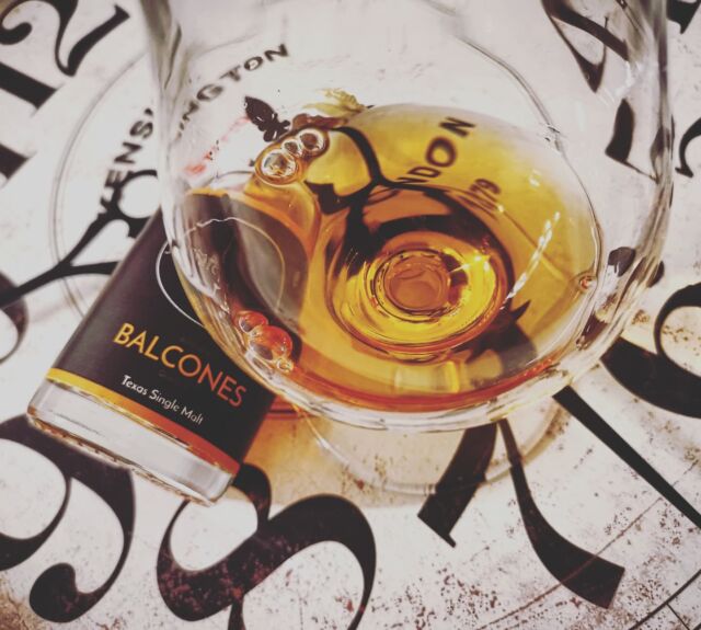 .
🥃 𝑩𝒂𝒍𝒄𝒐𝒏𝒆𝒔 𝑻𝒆𝒙𝒂𝒔 𝑺𝒊𝒏𝒈𝒍𝒆 𝑴𝒂𝒍𝒕 🥃

🇬🇧
What is that? American single malt? Yes! And the whisky is surprisingly good ⚠️
 
Distilled in pot stills based on the Scottish model, instead of column stills as is common in the USA. 
"Yard aging" is also interesting ☝️
The barrels are placed here in the blazing Texan sun for a few months so that the whisky matures much faster. And the colour of this whisky is really dark 🥃

Bottled with impressive 53 percent by volume, without colouring and non chill filtered 👍

And the best? This whisky tastes great. Intense, full and complex. Can be easily enjoyed without adding water 😋

🇩🇪
Was ist denn das? Amerikanischer Single Malt? Ja! Und der Whisky ist überraschend gut ⚠️

Destilliert in kupfernen Pot Stills nach schottischem Vorbild, statt wie in der USA üblich in Column Stills.
Interessant ist auch das "Yard-Aging"☝️
Die Fässer werden hier für ein paar Monate in die pralle texanischen Sonne gestellt, damit der Whisky deutlich schneller reift. Und die Farbe dieses Whiskys ist echt dunkel 🥃

Abgefüllt mit stolzen 53 Volumenprozenten, ohne Farbstoff und ohne Kühlfilterung 👍

Und das beste? Der Whisky schmeckt hervorragend. Intensiv, voll und komplex. Problemlos ohne Wasserzugabe genießbar 😋

#️⃣
#whisky #whiskey #guterwhisky #guterwhiskycom #whiskygram #instadram #whiskyporn #singlemalt #malt #viski #blend #bourbon #texas #texaswhiskey #balcones #balconessinglemalt #americansinglemalt #texassinglemalt #lecker #yummy #mittwoch #wednesday