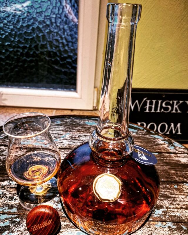 🥃 𝑾𝒊𝒍𝒍𝒆𝒕𝒕 𝑷𝒐𝒕 𝑺𝒕𝒊𝒍𝒍 𝑹𝒆𝒔𝒆𝒓𝒗𝒆 🥃⁠
.⁠
🇬🇧⁠
Today it can be a bourbon again!⁠
Honestly, the bottle (rather carafe) has made me aware of this whiskey (great marketing 🤭). ⁠
⁠
The old Willett distillery was built in 1936 and closed in the 80s. ⁠
The new Willett distillery started operations in 2012 and has been bottling its own whiskey since 2016. Before that, it was produced at Heaven Hill and stored by Willett⁠.
⁠
Distilling is done here with a column and pot still (so no pure pot still whiskey).
⁠
The Willett Pot Still Reserve is a really nice bourbon that is quite different. This includes the pronounced spiciness and the lower sweetness in relation to other bourbon. And of course the bottle! ⁠
⁠
🅘⁠
𝐵𝑜𝑢𝑟𝑏𝑜𝑛 - 𝑤𝑜𝑢𝑙𝑑 𝑦𝑜𝑢 𝑝𝑟𝑒𝑓𝑒𝑟 𝑠𝑤𝑒𝑒𝑡 𝑜𝑟 𝑠𝑝𝑖𝑐𝑦?⁠
⁠
🇩🇪⁠
Heute darf es mal wieder ein Bourbon sein. ⁠
Ehrlich gesagt hat mich die Flasche (eher Karaffe) auf den Whiskey aufmerksam gemacht (tolles Marketing 🤭). ⁠
⁠
Die alte Willett Brennerei wurde im Jahr 1936 erbaut und in den 80ern geschlossen. ⁠
Die neue Willett Brennerei hat den Betrieb im Jahr 2012 aufgenommen und füllt seit 2016 den eigenen Whiskey ab. Davor hat man diesen bei Heaven Hill produzieren lassen und selbst gelagert.⁠
⁠
Destilliert wird hier mit einer Column und Pot Still (damit kein reiner Pot Still Whiskey). ⁠
⁠
Der Willett Pot Still Reserve ist ein wirklich schöner Bourbon, der ziemlich anders ist. Dazu zählt die ausgeprägte Würze und die im Verhältnis zu anderen Bourbon geringere Süße. Und natürlich die Flasche! ⁠
⁠
🅘⁠
𝐵𝑜𝑢𝑟𝑏𝑜𝑛 - 𝑙𝑖𝑒𝑏𝑒𝑟 𝑠üß 𝑜𝑑𝑒𝑟 𝑤ü𝑟𝑧𝑖𝑔?⁠
⁠
#whisky #whiskey #guterwhisky #guterwhiskycom #whiskygram #instadram #whiskyporn #singlemalt #malt #bourbon #kentucky #usa #kentuckystraightbourbon #willett #heavenhill #potstill #karaffe #carafe #viski #whiskyroom #spice #würze #friday #freitag
