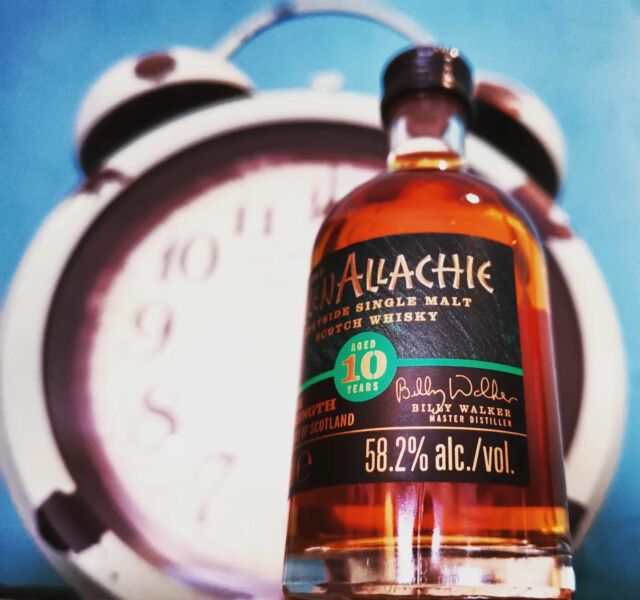 .⁠
🥃 𝑮𝒍𝒆𝒏𝑨𝒍𝒍𝒂𝒄𝒉𝒊𝒆 𝟏𝟎 𝒚𝒆𝒂𝒓𝒔 𝒄𝒂𝒔𝒌 𝒔𝒕𝒓𝒆𝒏𝒈𝒕𝒉 🥃⁠
⁠
🇬🇧⁠
It's whisky o'clock again!⁠ 🥃⏰

This whisky I have seen so often on Instagram that it means for me: Must be tasted! ⁠
⁠
For now, only as a miniature. Whereas I have a problem opening such minis⁠ 😅
⁠
Anyway, this whisky is from the third batch. ⁠
⁠
🅘⁠
𝐴𝑟𝑒 𝑦𝑜𝑢 𝑖𝑛ℎ𝑖𝑏𝑖𝑡𝑒𝑑 𝑎𝑏𝑜𝑢𝑡 𝑜𝑝𝑒𝑛𝑖𝑛𝑔 𝑏𝑜𝑡𝑡𝑙𝑒𝑠?⁠
⁠
🇩🇪⁠
Es ist schon wieder Whiskyzeit!⁠ 🥃⏰

Diesen Whisky habe ich auf Instagram inzwischen so oft gesehen, dass es für mich bedeutet: Muss probiert werden! ⁠
⁠
Erstmal nur als Miniatur. Wobei selbst bei solchen Miniaturen meine Aufreißhemmung standhaft bleibt 😅
⁠
Jedenfalls habe ich hier den Whisky aus dem dritten Batch. ⁠
⁠
🅘⁠
𝑊𝑖𝑒 𝑖𝑠𝑡 𝑑𝑎𝑠 𝑏𝑒𝑖 𝑒𝑢𝑐ℎ 𝑚𝑖𝑡 𝑑𝑒𝑟 𝐴𝑢𝑓𝑟𝑒𝑖ßℎ𝑒𝑚𝑚𝑢𝑛𝑔?⁠
⁠
#whisky #whiskey #guterwhisky #guterwhiskycom #whiskygram #instadram #whiskyporn #singlemalt #malt #aufreißhemmung #glenallachie #fassstärke #caskstrength #ウィスキー #위스키 #viski #виски #威士忌酒 #uísque #whiskyoclock #whiskyzeit #mini #miniature #whiskyminiature