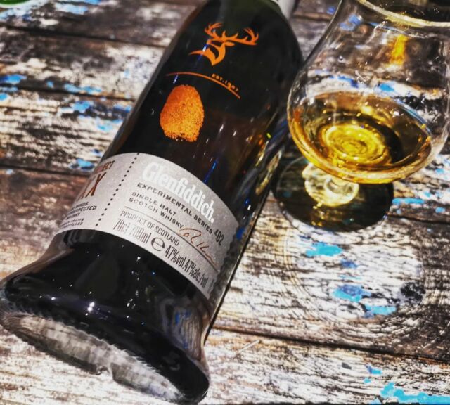 . 
🥃 𝑮𝒍𝒆𝒏𝒇𝒊𝒅𝒅𝒊𝒄𝒉 𝑷𝒓𝒐𝒋𝒆𝒄𝒕 𝑿𝑿 🥃
.
🇬🇧
The second of the Experimental Series! 🥃
The Glenfiddich Project XX comes in a beautiful presentation and makes a high-quality impression. Untypically for Glenfiddich, this whisky was bottled with 47 percent by volume.

XX stands for 20. The whisky is not 20 years old, but 20 brand ambassadors from 16 countries, who were invited by Malt Master Brian Kinsman, went through the Glenfiddich warehouse and selected a cask each. Hence the fingerprint on the label of the bottle.

What do you think of Glenfiddich's experiments? 

🇩🇪
Der Zweite der Experimental Series! 🥃
Der Glenfiddich Project XX kommt in einer schönen Aufmachung und macht einen hochwertigen Eindruck. Ganz Glenfiddich untypisch wurde dieser Whisky mit ganzen 47 Volumenprozente abgefüllt.

XX steht dabei für 20. Der Whisky ist nicht 20 Jahre alt, sondern 20 Markenbotschafter aus 16 Ländern, die von Malt Master Brian Kinsman eingeladen wurden, gingen durch das Warehouse von Glenfiddich und suchten jeweils ein Fass aus. Deswegen der Fingerabdruck auf dem Etikett der Flasche.

Was hältst du von Glenfiddich Experimenten? 

ℹ️
Unbezahlte Werbung / unpaid ad

#whisky #whiskey #guterwhisky #guterwhiskycom #whiskygram #instadram #whiskyporn #singlemalt #malt #glenfiddich #20 #glenfiddichprojectxx #project #xx #viski #ウィスキー #위스키 #виски #whiskywednesday #mittwoch #wednesday #cheers