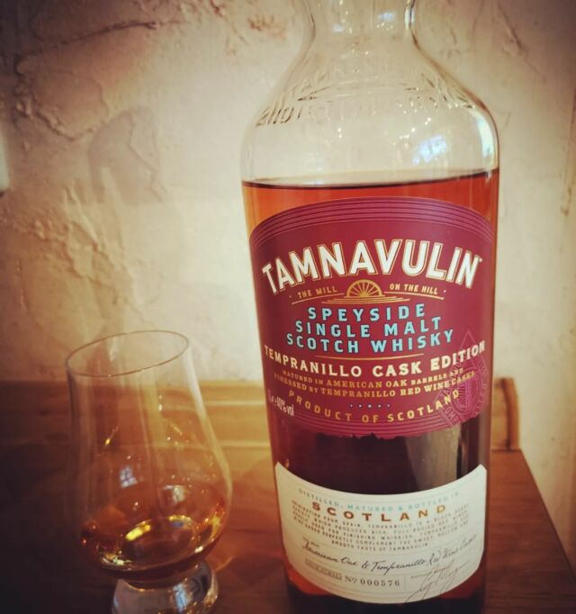 .⁠
🥃 𝑻𝒂𝒎𝒏𝒂𝒗𝒖𝒍𝒊𝒏 𝑻𝒆𝒎𝒑𝒓𝒂𝒏𝒊𝒍𝒍𝒐 𝑪𝒂𝒔𝒌 𝑬𝒅𝒊𝒕𝒊𝒐𝒏 🥃⁠
⁠
🇬🇧⁠
Tamnavulin is a fairly young distillery, founded in 1966. ⁠
⁠
Tempranillo is the most significant grape variety in Spain. The berries are a little smaller and ripe relatively early, which can be deduced from the name. Because translated from Spanish, Tempranillo means "little early". The wines are rather strong and fruity 🍷⁠
⁠
The Tamnavulin Tempranillo is aimed at beginners, but it does not hurt to have a bottle in the cupboard. Sometimes it may be a gentle, uncomplicated dram at the end of the day. And that's exactly what it's good for 👌⁠
Meanwhile a little overpriced in my opinion, even if this comes in a whole liter bottle. ⁠
⁠
. ⁠
🇩🇪⁠
Tamnavulin ist eine ziemlich junge Brennerei, gegrünndet 1966. ⁠
⁠
Tempranillo ist die bedeutsamste Rebsorte in Spanien. Die Beeren sind ein wenig kleiner und relativ früh reif, was sich aus dem Namen ableiten lässt. Denn aus dem Spanischen übersetzt bedeutet Tempranillo "kleine Frühe". Die Weine sind eher kräftig und fruchtig 🍷⁠
⁠
Der Tamnavulin Tempranillo richtet sich zwar an Einsteiger, aber es schadet auch nicht, eine Flasche im Schrank stehen zu haben. Manchmal darf es ein sanfter, unkomplizierter Dram zum Feierabend sein. Und genau dafür ist er gut 👌⁠
Preislich inzwischen ein wenig überzogen meiner Meinung nach, auch wenn dieser in einer ganzen Literflasche kommt. ⁠
⁠
#whisky #whiskey #guterwhisky #guterwhiskycom #whiskygram #instadram #whiskyporn #singlemalt #malt #tamnavulin #tempranillo #spain #wine #tamnavulintempranillo #redwine #wein #rotwein #gentle #speyside #scotch #sunday #sonntag