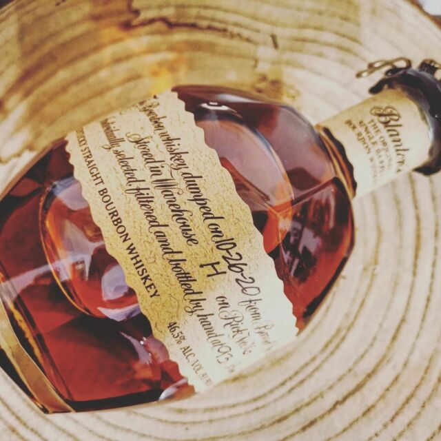 .
🥃 𝑩𝒍𝒂𝒏𝒕𝒐𝒏‘𝒔 𝑶𝒓𝒊𝒈𝒊𝒏𝒂𝒍 𝑺𝒊𝒏𝒈𝒍𝒆 𝑩𝒂𝒓𝒓𝒆l 🥃
. 

🇬🇧
Today a bourbon! And a very special one: Blanton's Original.

Blanton's whiskey is produced at the Buffalo Trace distillery and is a whiskey brand. What makes Blanton's special is that these are single barrel whiskeys - the entire content of a bottle come from a single barrel. Blanton's was also the first single barrel bourbon in the world!

The bottle shape and the racehorse figure on the cap are also striking. There are a total of 8 different figures, each showing a phase of a gallop race. A letter is engraved on each horse's right hoof.
➡️ Swipe for a closer look! Which letter do you see? 

If you have all eight figures, the letters in the correct order will result in: BLANTONS.

𝐷𝑜 𝑦𝑜𝑢 𝑐𝑜𝑙𝑙𝑒𝑐𝑡 𝑠𝑢𝑐ℎ 𝑏𝑜𝑡𝑡𝑙𝑒𝑠 𝑜𝑟 𝑖𝑠 𝑡ℎ𝑖𝑠 𝑢𝑛𝑛𝑒𝑐𝑒𝑠𝑠𝑎𝑟𝑦 𝑚𝑎𝑟𝑘𝑒𝑡𝑖𝑛𝑔 𝑠𝑡𝑢𝑓𝑓 𝑓𝑜𝑟 𝑦𝑜𝑢? 𝑊ℎ𝑎𝑡 𝑑𝑜 𝑦𝑜𝑢 𝑡ℎ𝑖𝑛𝑘 𝑎𝑏𝑜𝑢𝑡 𝑖𝑡? 𝑇𝑒𝑙𝑙 𝑚𝑒 𝑖𝑛 𝑡ℎ𝑒 𝑐𝑜𝑚𝑚𝑒𝑛𝑡𝑠!

🇩🇪
Heute mal ein Bourbon! Und zwar ein ganz Besonderer: Blanton’s Original.

Der Blanton’s Whiskey wird in der Buffalo Trace Destillerie hergestellt und ist eine Whiskey Marke. Das besondere an Blanton’s ist, dass es sich hier um Single Barrel Whiskeys handelt - der gesamte Inhalt einer Flasche stammt aus einem einzigen Fass. Blanton’s war auch der erste Single Barrel Bourbon der Welt!

Auffallend ist außerdem die Flaschenform und die Rennpferd Figur am Verschluss. Es gibt insgesamt 8 verschiedene Figuren, die jeweils eine Phase eines Galopprennens zeigen. An der rechten Pferdehufe ist jeweils ein Buchstabe eingraviert.

➡️ Swipe für einen genaueren Blick! Welchen Buchstaben siehst du? 

Hat man alle acht Figuren, ergeben die Buchstaben in der richtigen Reihenfolge: BLANTONS.

𝑆𝑎𝑚𝑚𝑒𝑙𝑡 𝑖ℎ𝑟 𝑠𝑜𝑙𝑐ℎ𝑒 𝐹𝑙𝑎𝑠𝑐ℎ𝑒𝑛 𝑜𝑑𝑒𝑟 𝑖𝑠𝑡 𝑑𝑎𝑠 𝑓ü𝑟 𝑒𝑢𝑐ℎ 𝑢𝑛𝑛ö𝑡𝑖𝑔𝑒𝑟 𝑀𝑎𝑟𝑘𝑒𝑡𝑖𝑛𝑔𝑘𝑟𝑎𝑚? 𝑊𝑖𝑒 𝑠𝑡𝑒ℎ𝑡 𝑖ℎ𝑟 𝑑𝑎𝑧𝑢?

ℹ️
Unbezahlte Werbung / unpaid ad

#whisky #whiskey #guterwhisky #guterwhiskycom #instadram #whiskyporn #singlemalt #malt #viski #ウィスキー #위스키 #виски #whiskywednesday #mittwoch #wednesday #horse #pferd #pferderennen #cheers #blantons #bourbon
