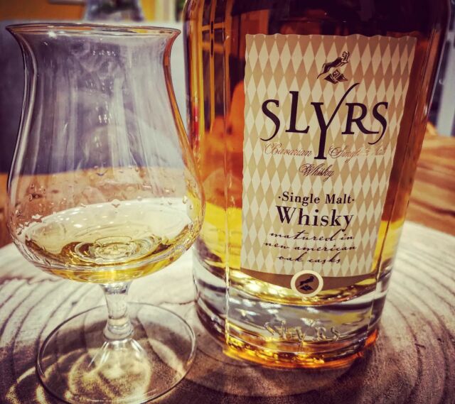 .
🥃 𝑺𝒍𝒚𝒓𝒔 𝑪𝒍𝒂𝒔𝒔𝒊𝒄 𝑮𝒆𝒓𝒎𝒂𝒏 𝑺𝒊𝒏𝒈𝒍𝒆 𝑴𝒂𝒍𝒕 🥃

🇬🇧
Today I have THE classic German whisky with me!

🥃
➯ Without added colour
➯ non chill filtered
➯ regional raw materials
➯ NAS
➯ 43% abv
➯ matured in fresh american white oak casks

Often this whisky is the entry into the world of german whiskies.
My first german whisky was also this Slyrs Classic.

📝
I will share my personal tasting notes on my (German) blog:
🔜 guter-whisky.com

❓
𝐻𝑎𝑣𝑒 𝑦𝑜𝑢 𝑒𝑣𝑒𝑟 𝑡𝑟𝑖𝑒𝑑 𝐺𝑒𝑟𝑚𝑎𝑛 𝑤ℎ𝑖𝑠𝑘𝑦?

🇩🇪
Heute habe ich DEN Klassiker unter den deutschen Whiskys dabei!

🥃
➯ Ohne Farbstoff
➯ Nicht kühlgefiltert
➯ Regionale Rohstoffe
➯ NAS
➯ 43 Volumenprozente
➯ Gereift in frischen amerikanischen Weißeichenfässern

🚪
Oft ist dieser Whisky der Einstieg in die Welt der deutschen Whiskies.

Auch mein erster deutscher Whisky war dieser Slyrs Classic.

📝
Meine persönlichen Tasting Notes gibt es demnächst auf meinem Blog:
🔜 guter-whisky.com
Schaut doch mal vorbei 👋

❓
𝑊𝑒𝑙𝑐ℎ𝑒𝑟 𝑤𝑎𝑟 𝑑𝑒𝑖𝑛 𝑒𝑟𝑠𝑡𝑒𝑟 𝑑𝑒𝑢𝑡𝑠𝑐ℎ𝑒𝑟 𝑊ℎ𝑖𝑠𝑘𝑦?

#whisky #whiskey #guterwhisky #guterwhiskycom #whiskygram #instadram #whiskyporn #singlemalt #malt #slyrs #germanwhisky #german #de #classic #tasting #notes #viski
#ウィスキー #위스키 #威士忌酒 #uísque #виски