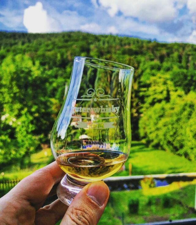 .⁠
🥃 𝑪𝒉𝒆𝒆𝒓𝒔! 🥃⁠
⁠
🇬🇧⁠
It is what it is, I have withdrawn a little. Whisky has moved a bit into the background, but that doesn't mean that I don't want to do it anymore. That's just the way things are at the moment. ⁠
⁠
Nevertheless, I will look in here from time to time and also post something, just for the time being more rarely.⁠
⁠
Cheers and have a nice weekend! ⁠🥃
⁠
🇩🇪⁠
Es ist wie es ist, ich habe mich ein wenig zurückgezogen. Das Thema Whisky ist ein bisschen in den Hintergrund gerückt, was aber nicht bedeutet, dass ich keine Lust mehr darauf habe. So sind aktuell nun mal die Umstände. ⁠
⁠
Dennoch werde ich immer mal wieder hier reinschauen und auch etwas posten, nur halt vorerst seltener.⁠
⁠
In diesem Sinne: Cheers und ein schönes Wochenende! ⁠🥃
⁠
#whisky #whiskey #guterwhisky #guterwhiskycom #whiskygram #instadram #whiskyporn #singlemalt #malt #wochenende #weekend #freitag #friday #viski #ウィスキー #위스키 #frühling #pic #spring #cheers