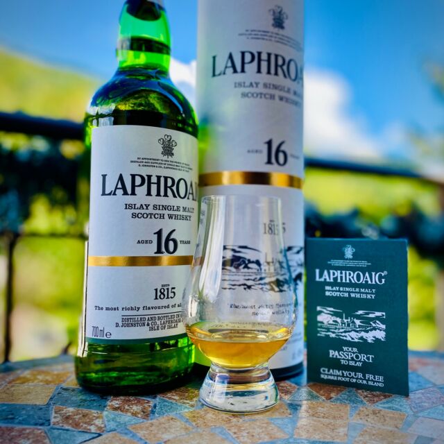 🥃 𝑳𝒂𝒑𝒉𝒓𝒐𝒂𝒊𝒈 𝟏𝟔 𝑱𝒂𝒉𝒓𝒆 🥃

🇬🇧
How I look forward to uncorking this bottle! Have you already tried the Laphroaig 16 years? What are your impressions? 

🇩🇪
Wie ich mich schon drauf freue, diese Flasche zu entkorken! Habt ihr den Laphroaig 16 Jahre schon probiert? Wie sind eure Eindrücke? 

ℹ️ Unbezahlte Werbung / unpaid ad mentioning brands ℹ️

#whisky #whiskey #guterwhisky #guterwhiskycom #whiskygram #instadram #whiskyporn #singlemalt #malt #laphroaig #ウィスキー #위스키 #viski #威士忌酒 #virginoak #sunday #sonntag #islay #cheers #pic #peat #rauch